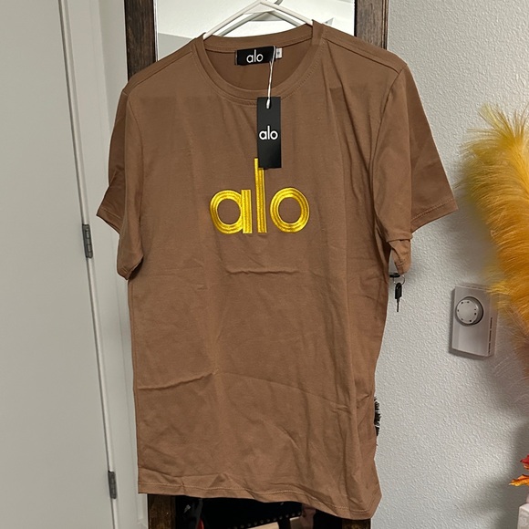 ALO Yoga Men's Brown Tee with Yellow Logo - Picture 1 of 1